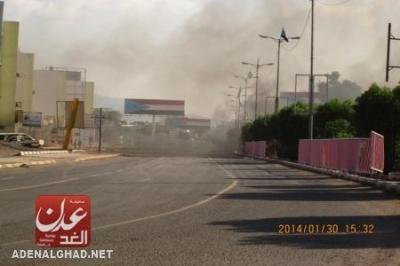 إشتباكات مابين قوات الامن ومسلحي الحراك بالمنصورة بعد قيام قوات الامن بفتح شارع رئيسي بالمديرية‎