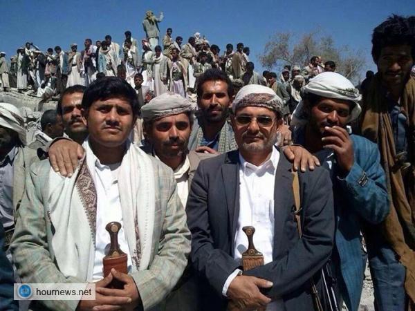 صورة يحيى بدر الدين الحوثي يقف على انقاض بيت الأحمر بحاشد