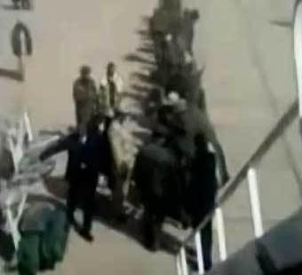 القذافي يوهم جنوده انهم يقاتلون تنظيم القاعدة والمرتزقة : شهادة جندي من جنود القذافي وقع في الأسر