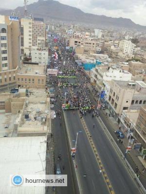 مسيرة لشباب انقاذ الثورة والحوثيين تغلق شاع الزبيري أمام المستشفى الجمهوري (صور)