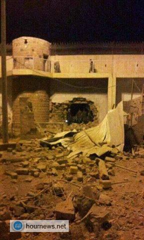 شاهد أول صورة لآثار التفجير من داخل سور السجن: الداخلية تكشف تفاصيل الهجوم على السجن المركزي بصنعاء