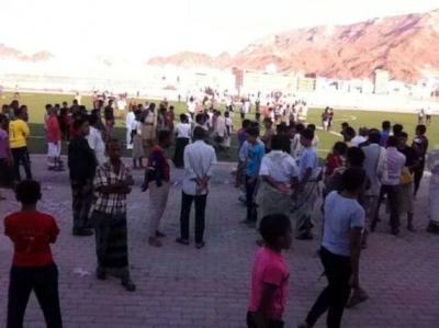 جماهير غاضبة تقتحم ملعب بارادم لمنع إقامة مباراة في الدوري اليمني