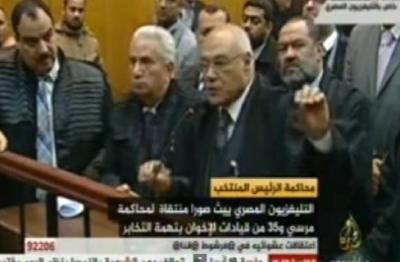 بالفيديو..لحظة تنحي هيئة الدفاع عن مرسي وإحراجها للمحكمة