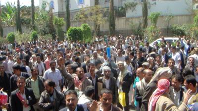 المقيدين في الخدمة المدنية يحتجون ضد سياسية الجهاز المركزي للإحصاء بمحافظة إب ويهددون بالتصعيد  