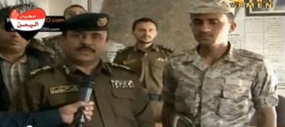 بالفيديو.. جندي يمني أعزل يقبض على قاتل بعد ارتكابه لجريمته مباشرة
