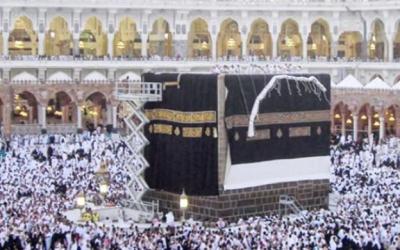 بالفيديو .... معتمرون يمزقون كسوة الكعبة