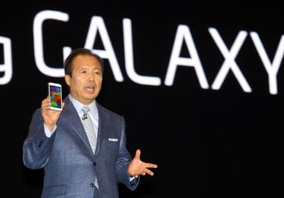 جالاكسي اس فايف "Galaxy S5" يراقب القلب ويتحدى الماء والغبار وآيفون