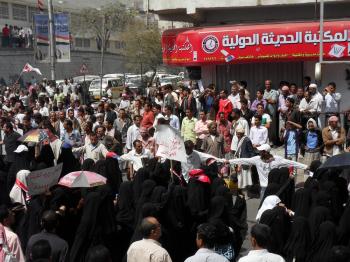 تعز:- عشرات الآلاف يتوافدون إلى ساحة الحرية للتضامن مع اسر الشهداء وفي مقدمتهم الأطباء وأعضاء هيئة تدريس جامعة تعز والعلماء والمعلمين  