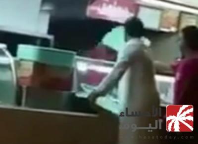 السعودية: بالفيديو.. مشاجرة بـ”الصحون” بين شاب وعمال مطعم بسبب “فطيرة”