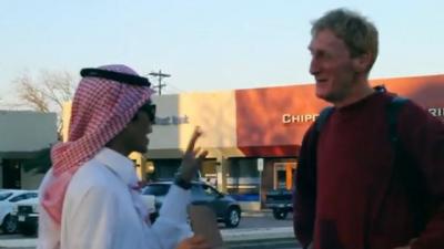 بالفيديو .. مبتعث سعودي يعطف على مشرد لتحسين نظرة الأمريكيين للإسلام 