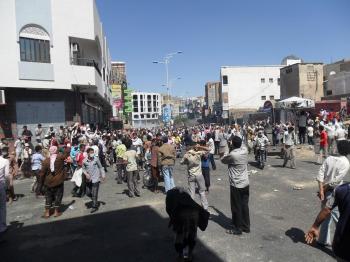 مراسل أخبار الساعة من تعز : بعد التعزيزات الأمنية انسحب المتظاهرون تحت اطلاق نار كثيف .. ونساء تعز يرفضن العودة الى البيوت