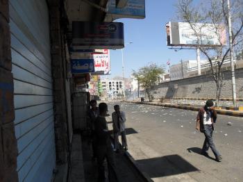 مراسل أخبار الساعة من تعز : بعد التعزيزات الأمنية انسحب المتظاهرون تحت اطلاق نار كثيف .. ونساء تعز يرفضن العودة الى البيوت