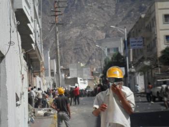 مراسل أخبار الساعة من تعز : بعد التعزيزات الأمنية انسحب المتظاهرون تحت اطلاق نار كثيف .. ونساء تعز يرفضن العودة الى البيوت