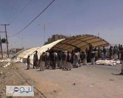الحوثيون يعتصمون على مداخل مدينة عمران بالأسلحة ، واللجنة الرئاسية تقول ليس من شأننا إقالة مسؤلين عسكريين أو مدنيين (صور)