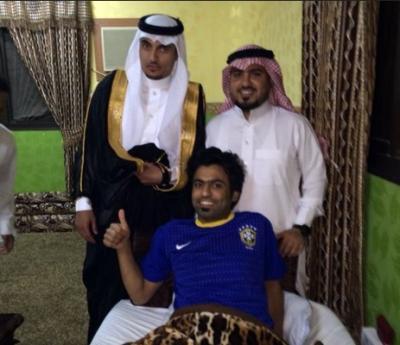 السعودية.. بالصور.. عريس يصر أن تكون زفته من منزل صديقه المصاب