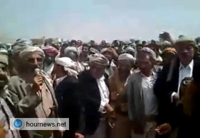 الشيخ جليدان، ينتفض ويقولها مدوية من وسط الحوثيين، مكنتونا الموت لأمريكا والله ما مات منها واحد (شاهد الفيديو)