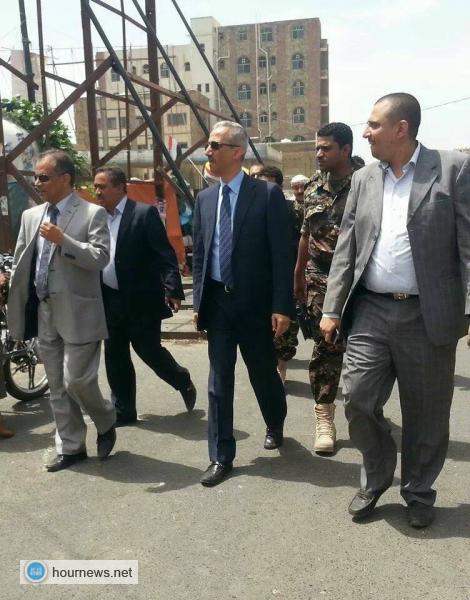 بالصور: محافظ تعز يلقي القبض على أحد المسلحين وبحوزته قنبلتين وسلاح آلي