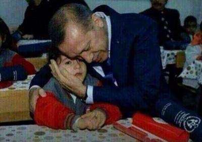  أردوغان ولي أمر طفل يتيم في اجتماع مجلس آباء بمدرسة (صورة)