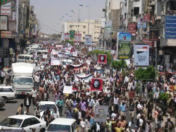الآلاف يتظاهرون في تعز مطالبين بسرعة تنحي الرئيس صالح وسقوط قتلى برصاص الحرس الجمهوري 