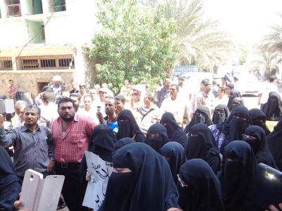 مكتب التربية بعدن يقذف بمطلباتهم على الحائط والموظفون يصعّدون‎