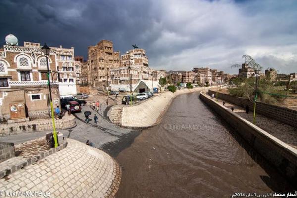 شاهد بالصور جميلة: مياه الأمطار على العاصمة صنعاء في السائلة والشوارع