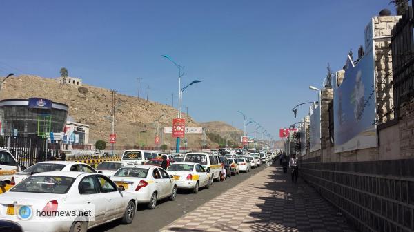 عاجل: موكب رئيس الجمهورية يمر من جوار مئات السيارات المشاركة بطوابير انتظار الوقود