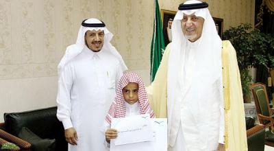 شاهد صورة وزير التربية السعودي يلتقي الطالب اليمني الصغير شخصياً، ويفتخر ويشيد به (الطفل الأشهر بالسعودية)