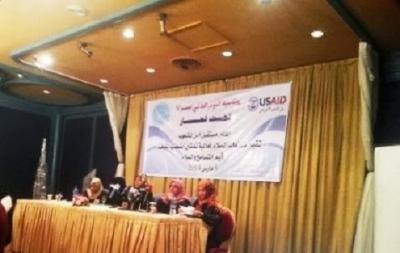 سياسية يمنية تعلن تبرعها بـ 15 جرام من ذهبها للجيش في حربه ضد القاعدة في شبوة وأبين والبيضاء 