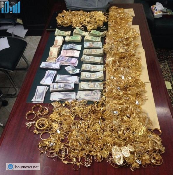 (صور + فيديو) السلطات السعودية تطيح بـ 4 يمنيين نقبوا جدار معرض مجوهرات بمكة واستولوا على أطقم بـ 4,5 مليون ريال سعودي