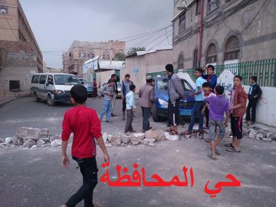 أهالي مديرية أزال يطالبون بسحب الثقة من الهيئة الادارية ويطردون مدير المياه وحي المحافظة وصنعاء القديمة يقطعون الطريق