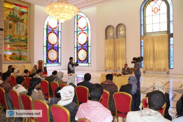 (أخبار الساعة ينشر صور حصرية من داخل القصر الجمهوري) مستشار رئيس الجمهورية لشؤون الدفاع والامن يلتقي اعضاء مبادرة (فكرك وطنك)