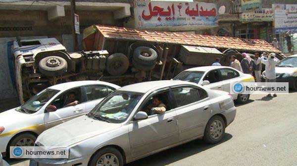 بالصورة:  انقلاب شاحنة يفيق سائقها من النوم وسط صنعاء