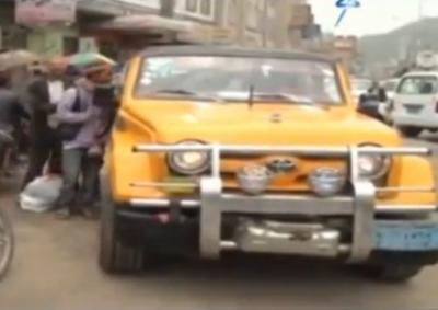 شاهد بالفيديو : شاب يمني يحول سيارة موديل 72 الى سيارة حديثة 