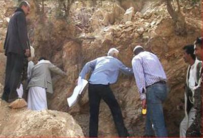 العثور على ملايين الأطنان من الصخور في الجبال اليمنية تحتوي على مخزونات من المعدن النفيس تقدر بنحو 40 مليون طن.