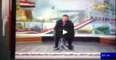 متصل يحرج مٌذيع على الهواء مباشرة ويطالبه ببدلته المستعاره منه في قناة اليمن