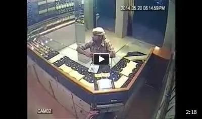 شاهد فيديو.. كاميرا محل ترصد عملية سرقة محل مجوهرات في اليمن ومقتله أمام الكاميرا