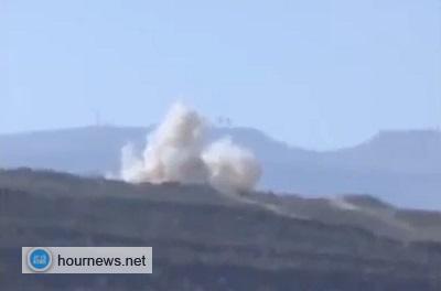 بالفيديو من وسط المعركة جندي يصور والحوثيون يفرون من جبل المحشاش والجنات تحت قصف الجيش لمواقعهم، واستعار القصف على الجبال