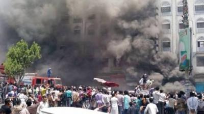 صور جديدة لحريق داخل في اكبر مركز تجاري بتعز