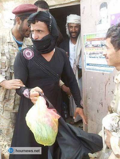 شاهد بالصورة، بعد عجز مواجهتهم كرجال.. الجيش يقبض على حوثيين بملابس نسائية حاولوا التسلل إلى مواقع عسكرية، ومقتل 17 حوثي بقصف الجيش