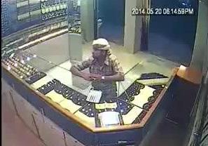 عـاجــل: الأجهزة الأمنية تلقي القبض على المتهم الذي يتزعم عصابة أطلقت النار على تاجر ذهب في مدينة تعز (فيديو)