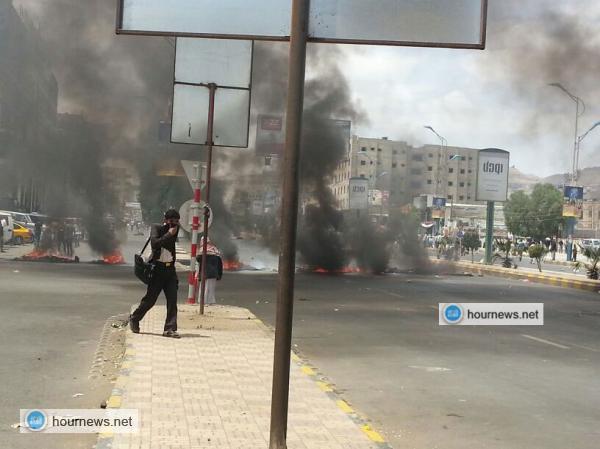 عــاجــل: نصف صنعاء تشتغل بالإطارات والمظاهرات، وشرطة النجدة تسير بجانب المحتجين، ووزير المالية يغادر وزارته (تفاصيل)