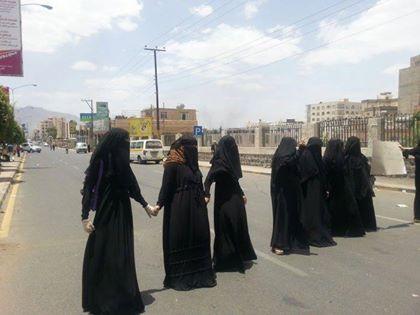 شاهد بالصورة: اظرف تعليق على قطع نساء لأحد شوارع العاصمة صنعاء أمس