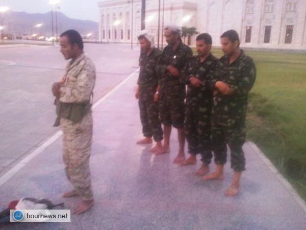 شاهد صورة: من داخل أسوار جامع الصالح لجنود من الحماية الرئاسية وحماية الجامع.. ماذا يفعلون؟