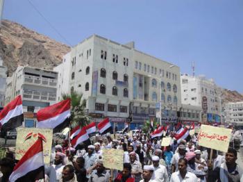 عقب صلاة جمعة الفرصة الأخيرة .. الآلاف بالمكلا يجوبون الشوارع يطالبون بالرحيل الفوري للرئيس صالح بالصور