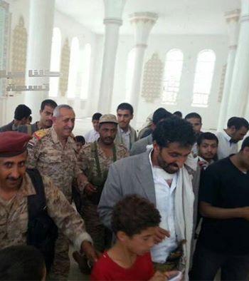 اللواء حميد القشيبي يرد على شائعات الحوثيين بزيارة الى احد المساجد بعمران (صورة)