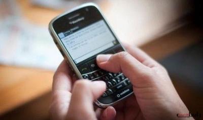 القبض على ‘‘بائع يمني’’ سرق جوال متسوقة سعودية وتواصل مع صديقاتها 