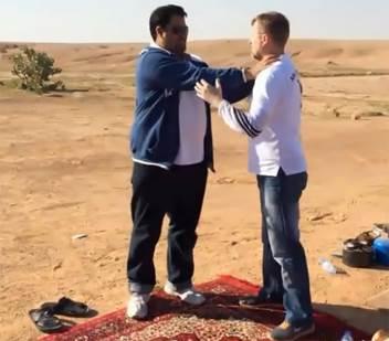 مدرب كاراتيه بريطاني يتحدى شابا سعوديا .. شاهد النتيجة (فيديو)