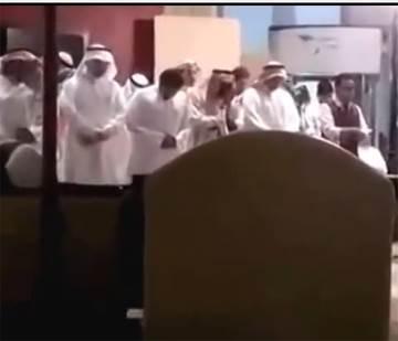 جرسون في مقهى يصلي برواد المقهى.. شاهد واستمع للمفاجأة