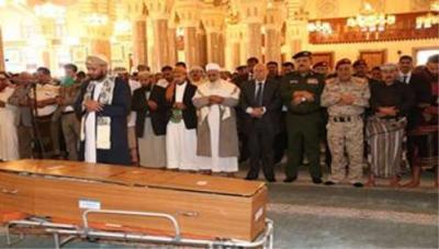 هادي يصلي في جامع الصالح لأول مرة منذ توليه الرئاسة  (صورة)