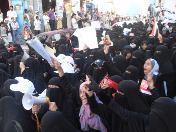 شباب ساحة الحرية يعلنون ان المنسقية العليا لا تعنيهم ولا تمثل الا اصحابها.. مظاهرات حاشدة في تعز واقتحام مكتب رئيس جامعة تعز وإصابات العديد من الطلاب باعتداء بلاطجة